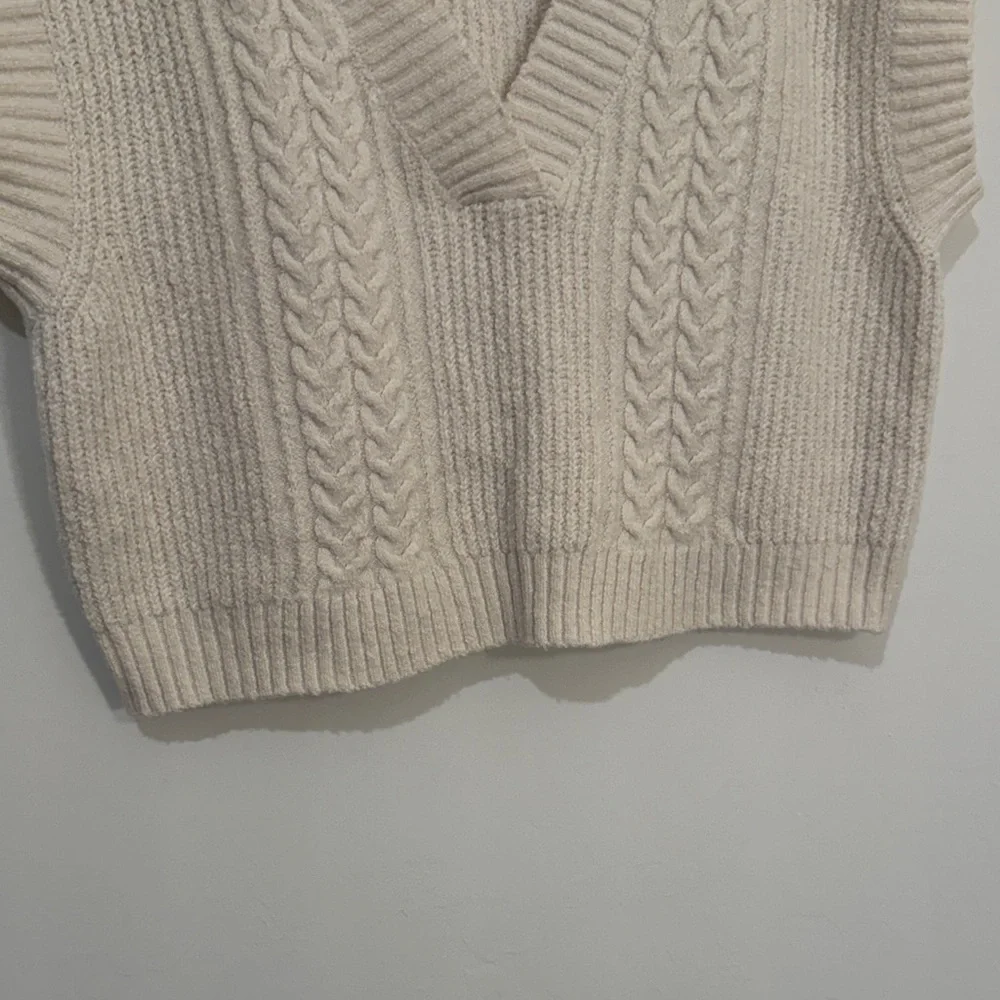 Universal Thread Women's V-Neck Sweater Vest Cream size L